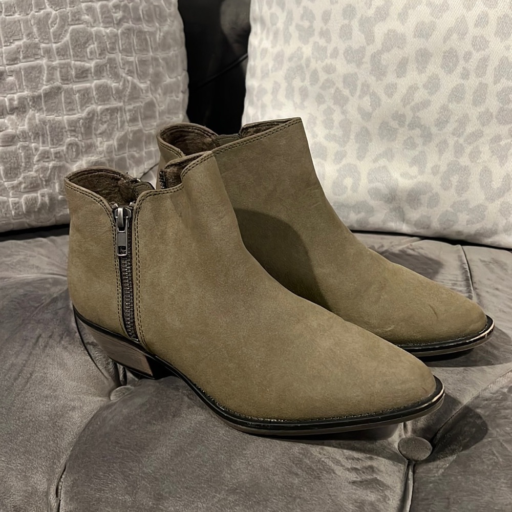 Rocket dog shoe, size 7.